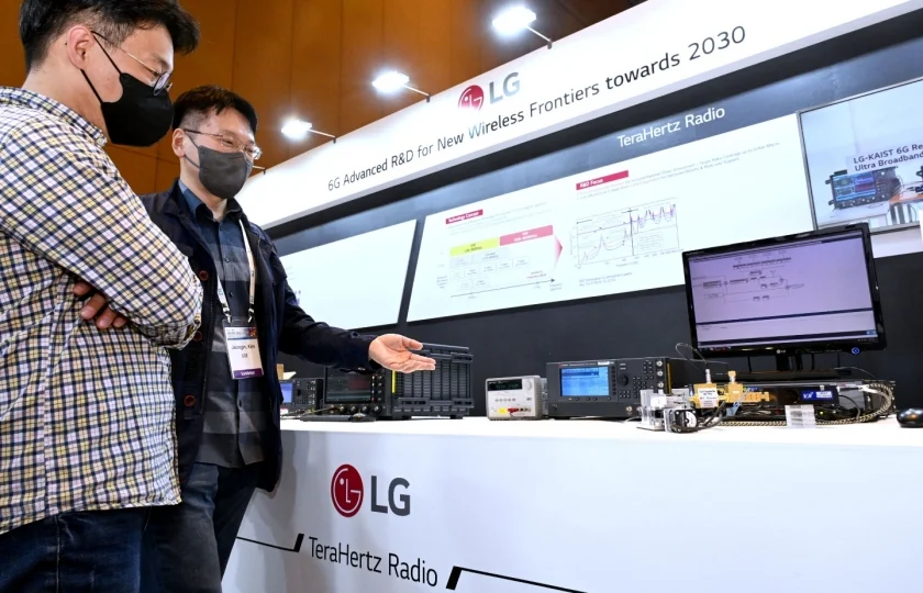 LG전자가 16일부터 20일까지 서울 코엑스에서 열리는 'IEEE ICC 2022'에 참가해 커넥티드카, 6G, 인공지능 등 다양한 신사업 분야의 혁신 기술을 선보인다. LG전자 직원이 6G 무선 송수신 테스트를 시연하기에 앞서 카이스트와 함께 개발한 6G 테라헤르츠 안테나 모듈을 소개하고 있다. LG전자가 16일부터 20일까지 서울 코엑스에서 열리는 'IEEE ICC 2022'에 참가해 커넥티드카, 6G, 인공지능 등 다양한 신사업 분야의 혁신 기술을 선보인다. LG전자 직원이 6G 무선 송수신 테스트를 시연하기에 앞서 카이스트와 함께 개발한 6G 테라헤르츠 안테나 모듈을 소개하고 있다.