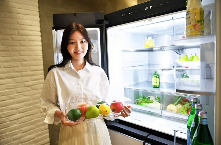 LG전자가 차별화된 고객 경험을 제공하는 원형(圓形) 얼음 ‘크래프트 아이스(Craft Ice)’ 기능을 갖춘 「LG 디오스 오브제컬렉션 냉장고」라인업을 강화한다. 모델이 투명하고 탈부착이 가능해 고객이 보다 편리하게 식품을 분리해서 보관할 수 있는 '신선플러스 트레이'를 소개하고 있다. LG전자가 차별화된 고객 경험을 제공하는 원형(圓形) 얼음 ‘크래프트 아이스(Craft Ice)’ 기능을 갖춘 「LG 디오스 오브제컬렉션 냉장고」라인업을 강화한다. 모델이 투명하고 탈부착이 가능해 고객이 보다 편리하게 식품을 분리해서 보관할 수 있는 '신선플러스 트레이'를 소개하고 있다.