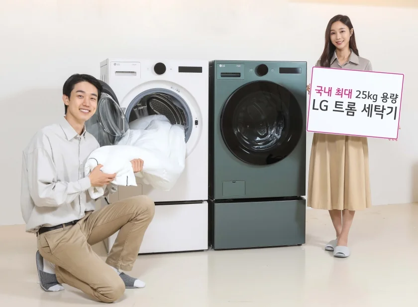 LG전자가 부피가 큰 이불, 많은 양의 빨래 등을 한 번에 세탁할 수 있는 국내 가정용 세탁기 최대인 25킬로그램(kg) 용량 LG 트롬 세탁기 신제품을 이달 둘째 주부터 순차적으로 선보인다. 모델이 25kg 용량 LG 트롬 세탁기 신제품을 소개하고 있다.   