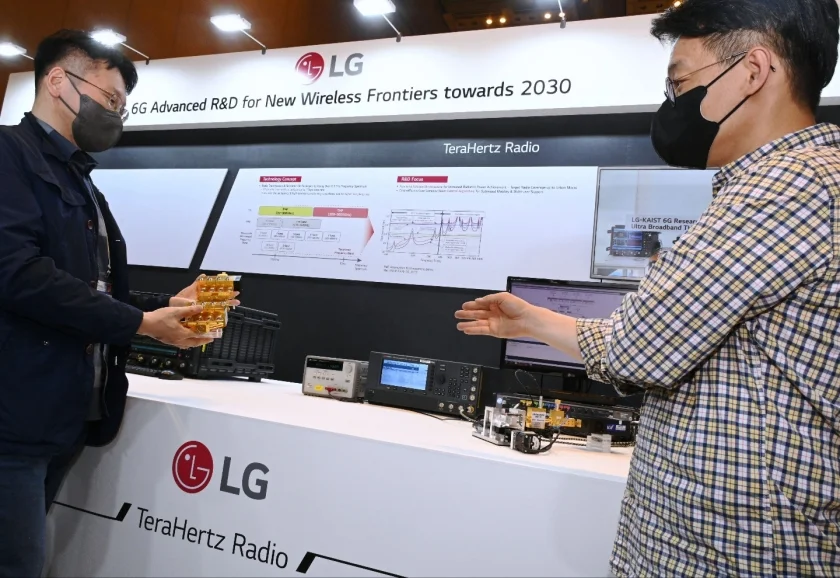 LG전자, ‘IEEE ICC’에서 스마트 모빌리티ㆍ6G 분야 혁신 기술 알린다 LG전자가 16일부터 20일까지 서울 코엑스에서 열리는 'IEEE ICC 2022'에 참가해 커넥티드카, 6G, 인공지능 등 다양한 신사업 분야의 혁신 기술을 선보인다. LG전자 직원이 獨 프라운호퍼 연구소와 함께 개발한 6G 테라헤르츠 안테나 모듈을 소개하고 있다.