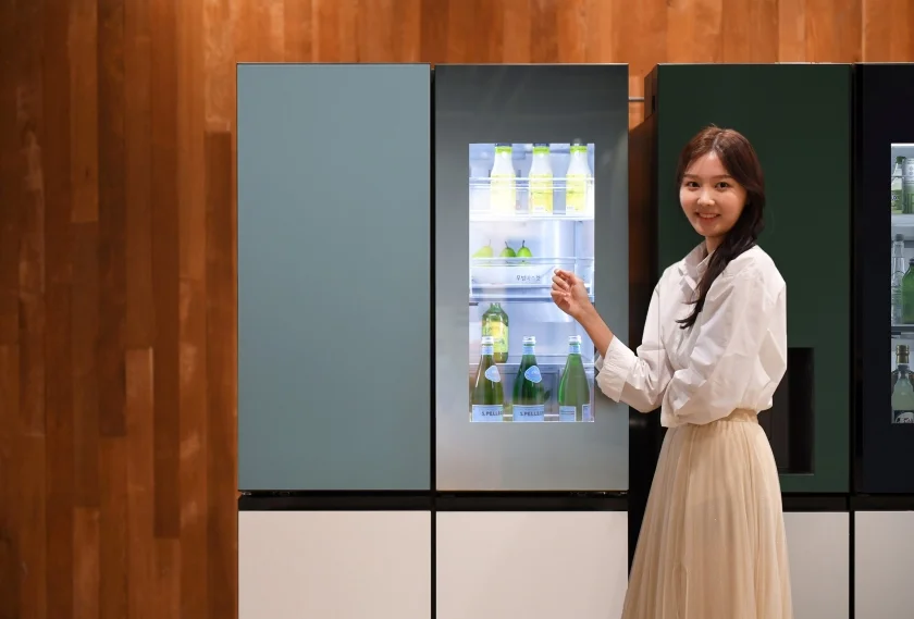 LG전자가 차별화된 고객 경험을 제공하는 원형(圓形) 얼음 ‘크래프트 아이스(Craft Ice)’ 기능을 갖춘 「LG 디오스 오브제컬렉션 냉장고」라인업을 강화한다. 모델이 도어를 두 번 두드리면 냉장고 문을 열지 않고도 내부를 편리하게 확인할 수 있는 LG전자 냉장고만의 차별화된 기능 '노크온 매직스페이스'를 소개하고 있다. LG전자가 차별화된 고객 경험을 제공하는 원형(圓形) 얼음 ‘크래프트 아이스(Craft Ice)’ 기능을 갖춘 「LG 디오스 오브제컬렉션 냉장고」라인업을 강화한다. 모델이 도어를 두 번 두드리면 냉장고 문을 열지 않고도 내부를 편리하게 확인할 수 있는 LG전자 냉장고만의 차별화된 기능 '노크온 매직스페이스'를 소개하고 있다.