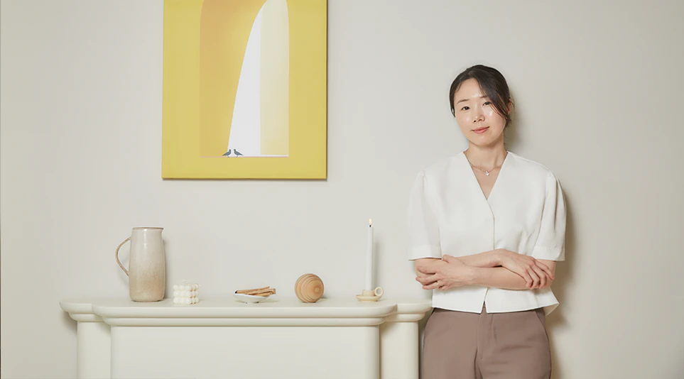 직접 제작한 그림과 가구 옆에 서있는 황민주 님