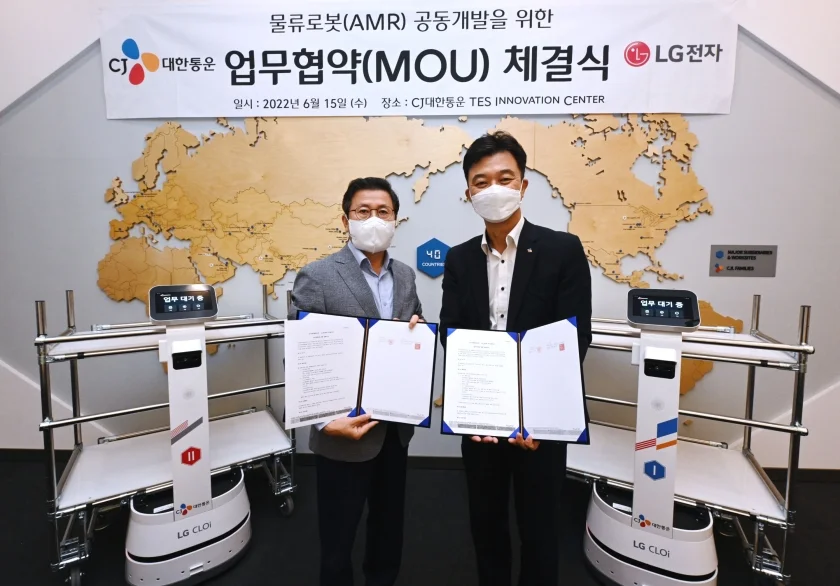 LG전자가 15일 경기도 동탄 소재 TES이노베이션센터에서 CJ대한통운과 차세대 물류 로봇 공동개발을 위한 업무협약(MOU)을 체결했다. 왼쪽부터 LG전자 장익환 BS사업본부장, CJ대한통운 김경훈 TES물류기술연구소장. LG전자가 15일 경기도 동탄 소재 TES이노베이션센터에서 CJ대한통운과 차세대 물류 로봇 공동개발을 위한 업무협약(MOU)을 체결했다. 왼쪽부터 LG전자 장익환 BS사업본부장, CJ대한통운 김경훈 TES물류기술연구소장.