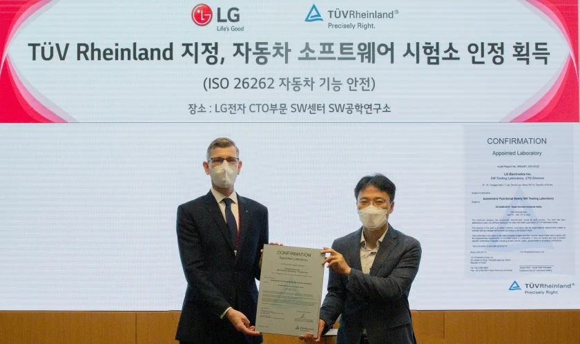 LG전자가 최근 세계적 시험·인증기관인 TÜV 라인란드(TÜV Rheinland)로부터 자동차 SW의 기능 안전성이 국제표준규격(ISO 26262-6)을 얼마나 충족하는지 확인하는 공인시험기관(TÜV Rheinland Appointed Lab.)으로 인정받았다. LG전자 CTO 김병훈 부사장(오른쪽)과 TUV 라인란드 코리아 프랭크 주트너(Frank Juettner) 대표가 함께 기념촬영을 하고 있다.