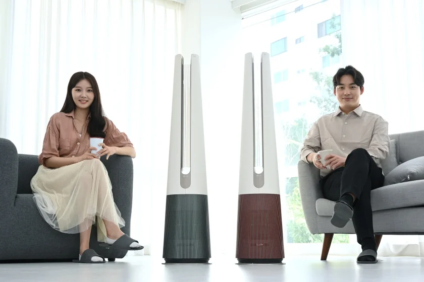  LG전자가 본격적인 여름철을 맞아 신개념 공기청정팬 ‘LG 퓨리케어 에어로타워’의 새로운 디자인과 기능 업그레이드를 선보인다. 모델들이 상하단 컬러가 서로 다른 투톤 디자인을 갖춘 선풍 전용 신제품 2종을 소개하고 있다.