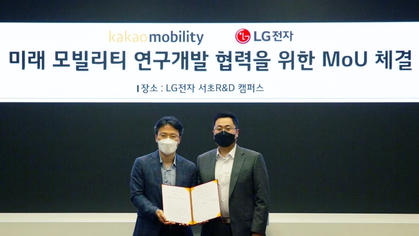 LG전자가 카카오모빌리티와 손잡고 차별화된 모빌리티 고객경험을 제공하기 위한 혁신적인 기술과 서비스를 개발한다. 양사는 최근 서울 양재동에 위치한 LG전자 서초R&D캠퍼스에서 미래 모빌리티 분야 기술 협업 통한 서비스 공동개발과 생태계 확대를 위한 업무협약(MOU)을 체결했다. 협약식에는 LG전자 CTO 김병훈 부사장(왼쪽), 카카오모빌리티 CTO 유승일 부사장(오른쪽) 등이 참석했다. LG전자가 카카오모빌리티와 손잡고 차별화된 모빌리티 고객경험을 제공하기 위한 혁신적인 기술과 서비스를 개발한다. 양사는 최근 서울 양재동에 위치한 LG전자 서초R&D캠퍼스에서 미래 모빌리티 분야 기술 협업 통한 서비스 공동개발과 생태계 확대를 위한 업무협약(MOU)을 체결했다. 협약식에는 LG전자 CTO 김병훈 부사장(왼쪽), 카카오모빌리티 CTO 유승일 부사장(오른쪽) 등이 참석했다.