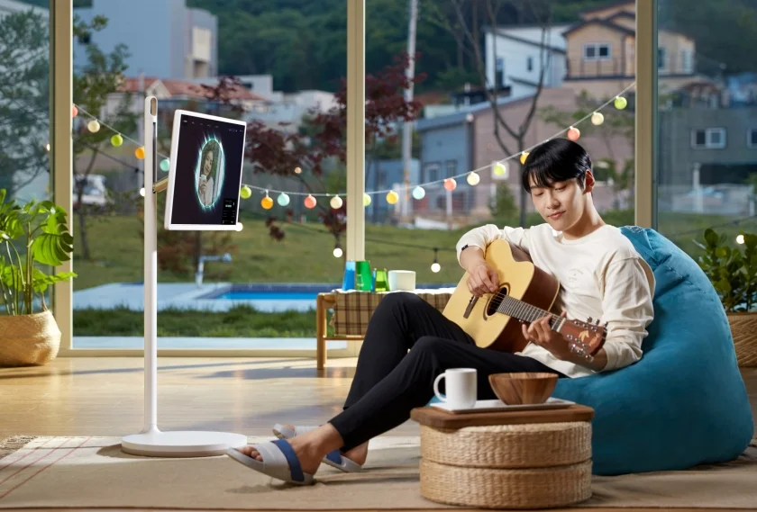 LG전자가 6월 30일부터 7월 28일까지 서울 홍대 걷고싶은거리에 LG 스탠바이미(StanbyME)를 자유롭게 경험할 수 있는 ‘LG 스탠바이미 클럽’을 오픈한다. 체험공간에서는 LG 스탠바이미를 활용해 OTT, 음악, 웹툰 등 콘텐츠 감상부터 사이클, 사진 촬영, 게이밍까지 다양하게 경험할 수 있다. 모델이 LG 스탠바이미로 음악을 감상하고 있다.