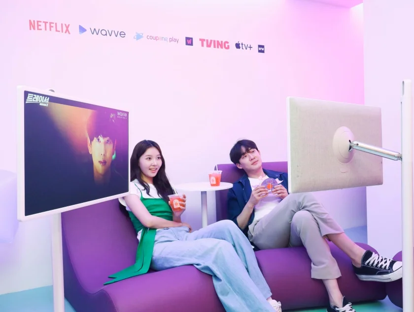 LG전자가 6월 30일부터 7월 28일까지 서울 홍대 걷고싶은거리에 LG 스탠바이미(StanbyME)를 자유롭게 경험할 수 있는 ‘LG 스탠바이미 클럽’을 오픈한다. 모델들이 LG 스탠바이미로 라운지 공간에서 휴식을 즐기며 인기 OTT 콘텐츠를 감상하고 있다.