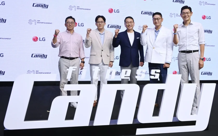 LG전자가 고객들의 웰니스와 라이프스타일에 맞춰 F.U.N한 고객경험을 제공하기 위해 새로운 시도에 나섰다. 30일 서울 여의도 콘래드호텔에서 SM엔터테인먼트와 홈 피트니스 분야 합작법인 ‘피트니스캔디(Fitness Candy)’ 출범식을 열고 사업 비전과 향후 계획을 발표했다. 사진 왼쪽부터 피트니스캔디 심우택 대표, SM엔터테인먼트 이성수 공동대표, LG전자 CEO 조주완 사장, SM엔터테인먼트 탁영준 공동대표, 피트니스캔디 김비오 부대표.
