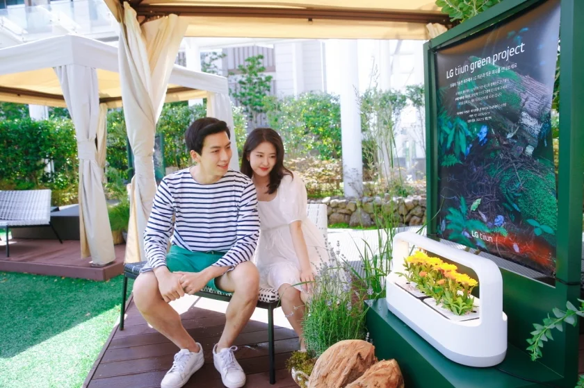 LG전자가 10일부터 한달 간 제주신화월드에서 ‘LG 틔운 그린 프로젝트(LG tiiun green project)’를 진행한다. 고객은 메리어트관 메인 라운지, 클럽하우스 수영장 등에 비치된 LG 틔운과 틔운 미니를 통해 반려식물을 다양하게 즐기는 색다른 경험을 할 수 있다.