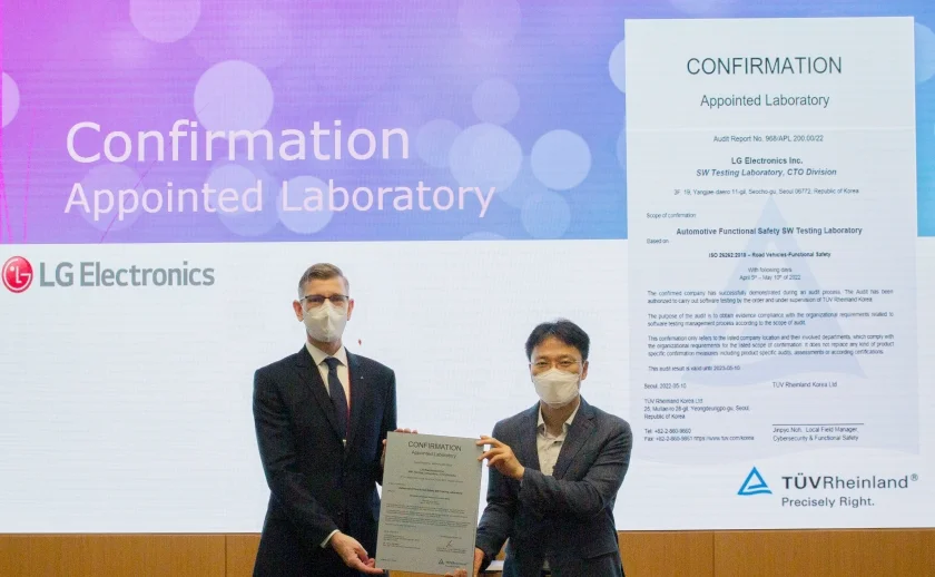 LG전자가 최근 세계적 시험·인증기관인 TÜV 라인란드(TÜV Rheinland)로부터 자동차 SW의 기능 안전성이 국제표준규격(ISO 26262-6)을 얼마나 충족하는지 확인하는 공인시험기관(TÜV Rheinland Appointed Lab.)으로 인정받았다. LG전자 CTO 김병훈 부사장(오른쪽)과 TUV 라인란드 코리아 프랭크 주트너(Frank Juettner) 대표가 함께 기념촬영을 하고 있다.