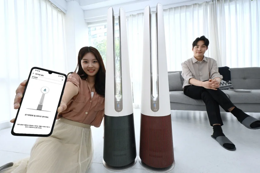 LG전자가 본격적인 여름철을 맞아 신개념 공기청정팬 ‘LG 퓨리케어 에어로타워’의 새로운 디자인과 기능 업그레이드를 선보인다. 모델들이 LG 씽큐(LG ThinQ) 앱의 ‘UP가전 센터’를 통해 신규 기능인 '자연청정모드'를 업그레이드하고 있다.