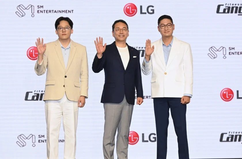 LG전자가 고객들의 웰니스와 라이프스타일에 맞춰 F.U.N한 고객경험을 제공하기 위해 새로운 시도에 나섰다. 30일 서울 여의도 콘래드호텔에서 SM엔터테인먼트와 홈 피트니스 분야 합작법인 ‘피트니스캔디(Fitness Candy)’ 출범식을 열고 사업 비전과 향후 계획을 발표했다. 사진 왼쪽부터 SM엔터테인먼트 이성수 공동대표, LG전자 CEO 조주완 사장, SM엔터테인먼트 탁영준 공동대표. 