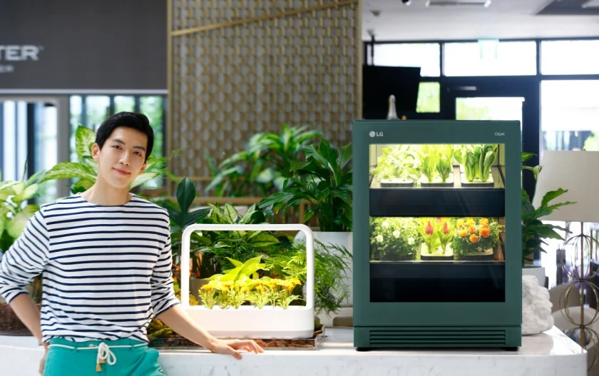 LG전자가 10일부터 한달 간 제주신화월드에서 ‘LG 틔운 그린 프로젝트(LG tiiun green project)’를 진행한다. 고객은 메리어트관 메인 라운지, 클럽하우스 수영장 등에 비치된 LG 틔운과 틔운 미니를 통해 반려식물을 다양하게 즐기는 색다른 경험을 할 수 있다.