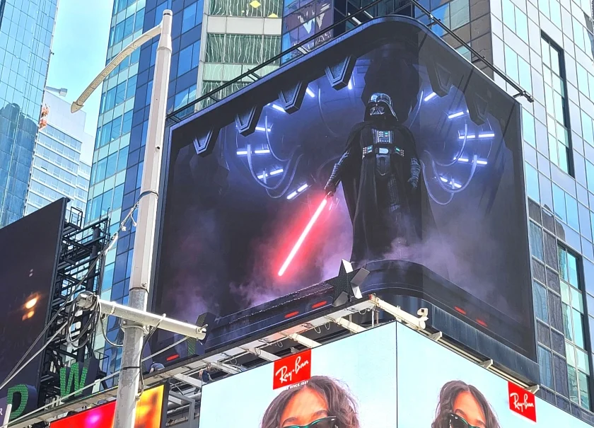 LG전자가 뉴욕 타임스스퀘어(Times Square)에 있는 전광판을 통해 스타워즈 신작드라마를 활용한 LG 올레드 TV 광고 영상을 공개했다.
