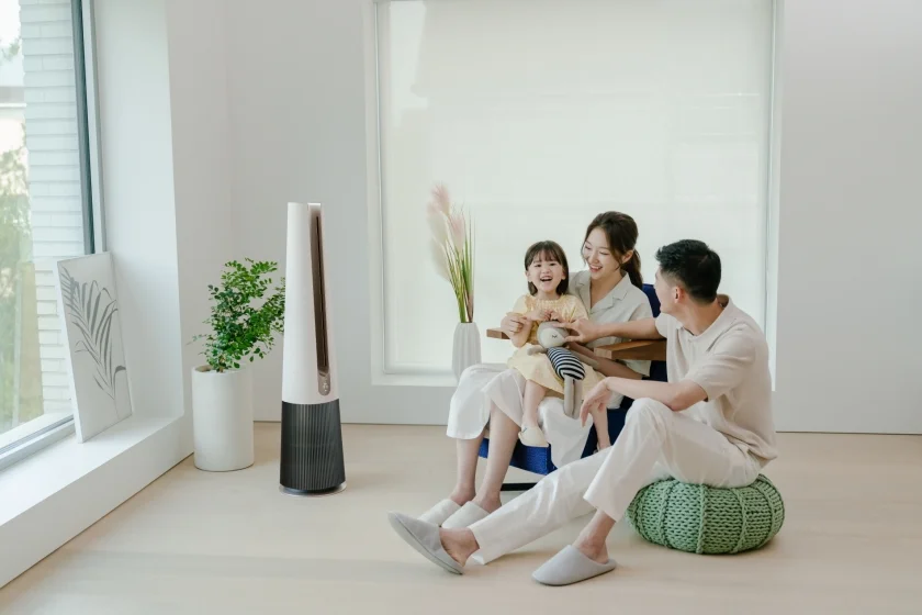 LG전자가 본격적인 여름철을 맞아 신개념 공기청정팬 ‘LG 퓨리케어 에어로타워’의 새로운 디자인과 기능 업그레이드를 선보인다. 신제품은 고객 라이프 스타일에 맞춰 다양하게 활용할 수 있다.