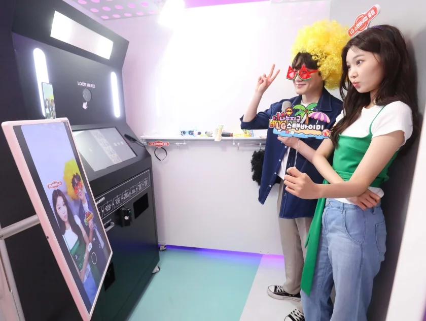  LG전자가 6월 30일부터 7월 28일까지 서울 홍대 걷고싶은거리에 LG 스탠바이미(StanbyME)를 자유롭게 경험할 수 있는 ‘LG 스탠바이미 클럽’을 오픈한다. 모델들이 셀프 스튜디오 브랜드 포토이즘(Photoism) 부스에서 기념사진을 찍으면서 LG 스탠바이미로 짦은 동영상을 촬영하고 있다.
