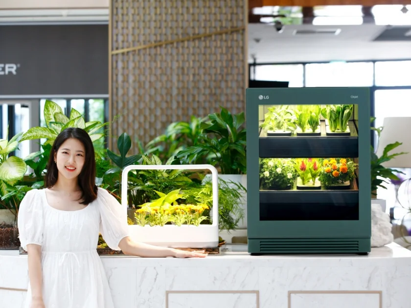 LG전자가 10일부터 한달 간 제주신화월드에서 ‘LG 틔운 그린 프로젝트(LG tiiun green project)’를 진행한다. 고객은 메리어트관 메인 라운지, 클럽하우스 수영장 등에 비치된 LG 틔운과 틔운 미니를 통해 반려식물을 다양하게 즐기는 색다른 경험을 할 수 있다.