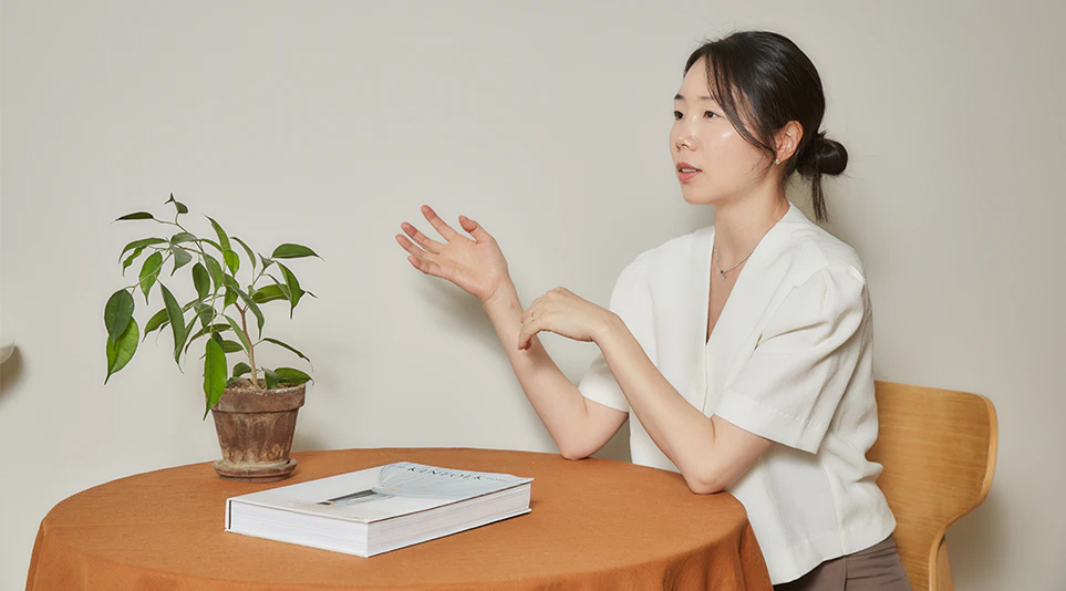 테이블에 앉아 LG전자와의 협업 과정을 이야기하는 황민주 님