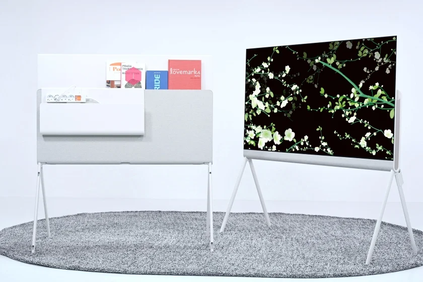LG 올레드 오브제컬렉션 신제품(모델명: LX1) 후면에 탈부착이 가능한 액세서리 수납함을 이용하면 셋톱박스, 멀티탭 등 주변 기기들을 보관할 수 있다. TV 스탠드 다리 내부에는 전선을 삽입할 수 있어 TV 주변 공간이 깔끔해진다.