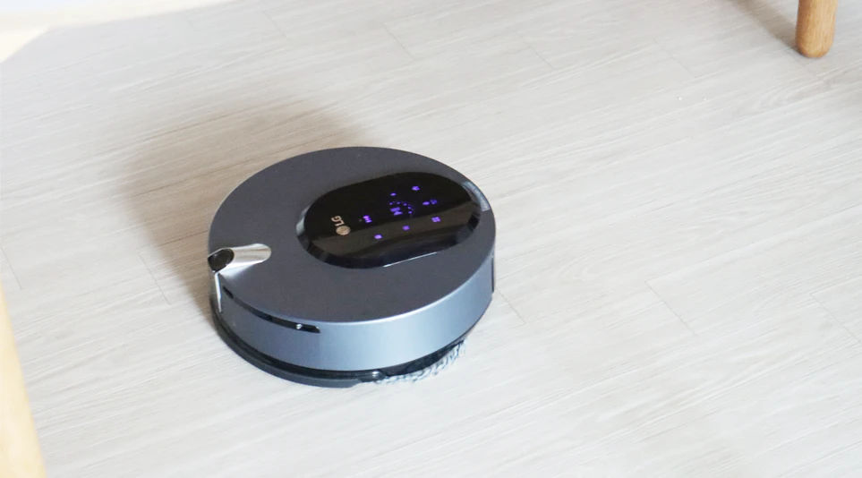 더러워진 주방 바닥을 깨끗하게 청소해주는 LG 코드제로 M9