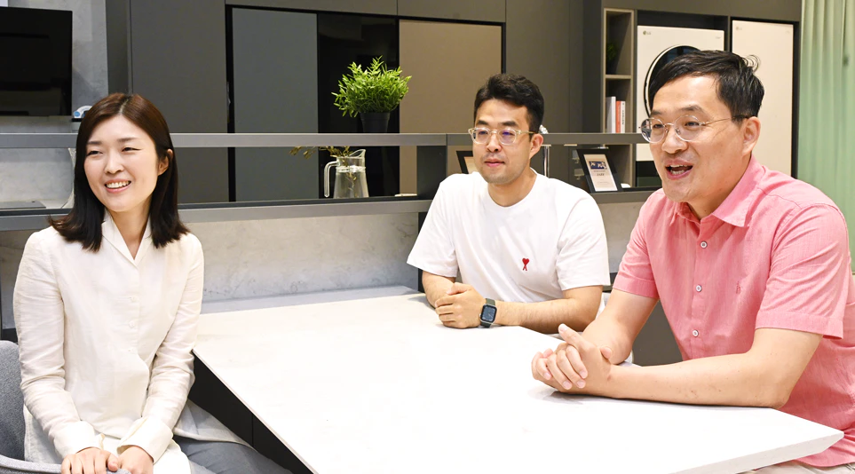 신제품 기획 과정에 대해 이야기하는 (좌측부터)연지영 책임연구원, 손정환 연구원, 최성식 책임연구원 신제품 기획 과정에 대해 이야기하는 (좌측부터)연지영 책임연구원, 손정환 연구원, 최성식 책임연구원