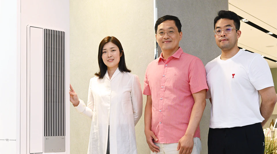 LG 휘센 오브제컬렉션 엣지와 (좌측부터)연지영 책임연구원, 최성식 책임연구원, 손정환 연구원 LG 휘센 오브제컬렉션 엣지와 (좌측부터)연지영 책임연구원, 최성식 책임연구원, 손정환 연구원