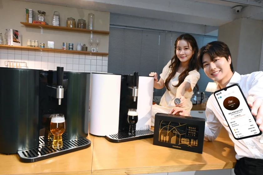LG전자가 나만의 특별한 맥주를 집에서 손쉽게 만드는 프리미엄 수제맥주제조기 ‘LG 홈브루’ 신제품을 8일 출시했다. 모델들이 신제품을 비롯해 여러 가지 홉오일과 플레이버를 조합할 수 있는 '홈브루 캡슐 멀티팩'을 소개하고 있다. LG전자가 나만의 특별한 맥주를 집에서 손쉽게 만드는 프리미엄 수제맥주제조기 ‘LG 홈브루’ 신제품을 8일 출시했다. 모델들이 신제품을 비롯해 여러 가지 홉오일과 플레이버를 조합할 수 있는 '홈브루 캡슐 멀티팩'을 소개하고 있다.