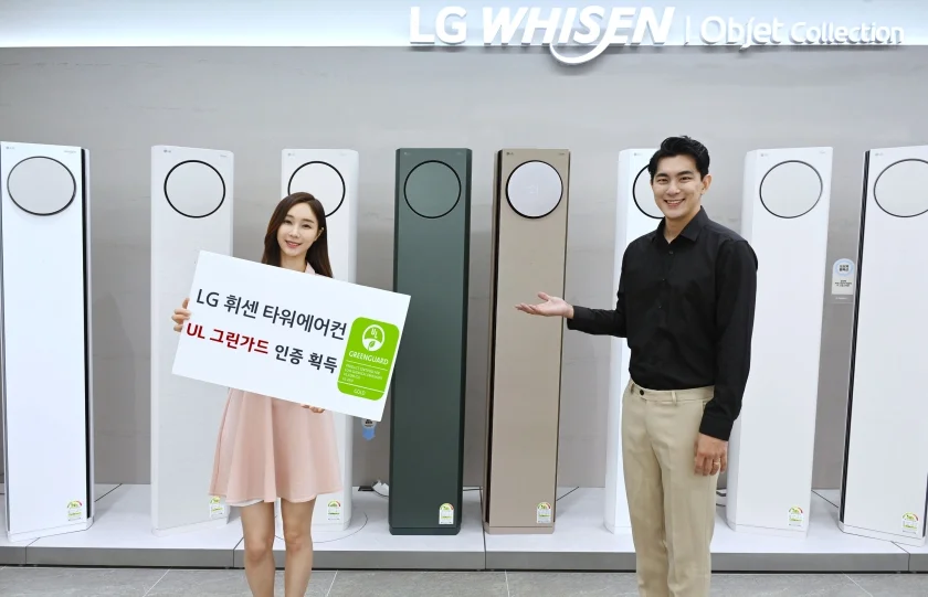  LG 휘센 타워 에어컨이 국내 스탠드형 에어컨 최초로 실내공기질의 안전성을 평가하는 ‘UL 그린가드 골드(GREENGUARD GOLD)’ 인증을 받았다. 모델들이 LG 휘센 타워 에어컨을 소개하고 있다.