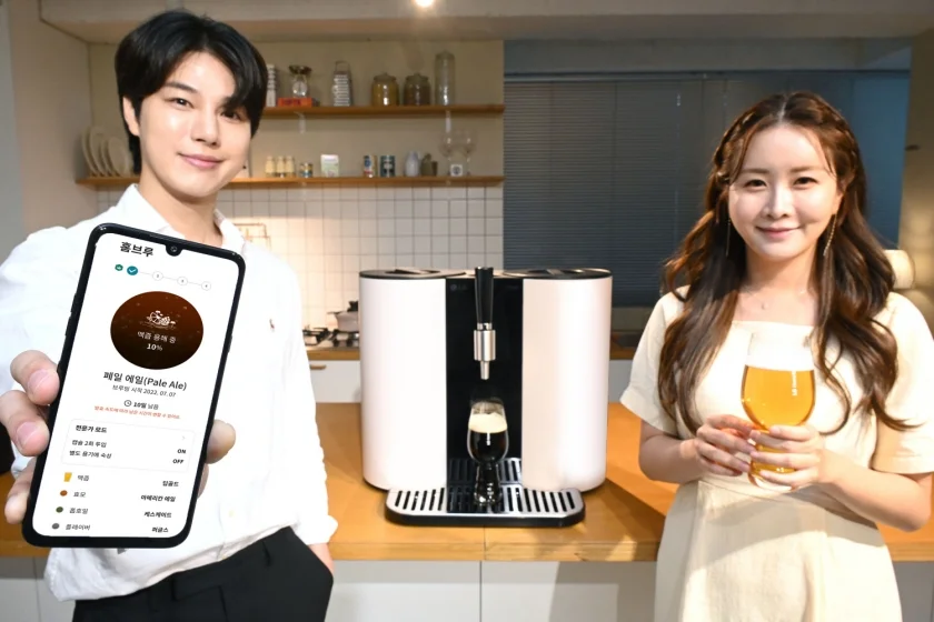 LG전자가 나만의 특별한 맥주를 집에서 손쉽게 만드는 프리미엄 수제맥주제조기 ‘LG 홈브루’ 신제품을 8일 출시했다. 신제품은 마이 에일(My Ale)이나 마이 라거(My Lager) 등 맥주 계열을 선택한 후 홈브루 캡슐 멀티팩 등을 활용하면 800가지 이상의 맥주 레시피 조합이 가능하다. LG전자가 나만의 특별한 맥주를 집에서 손쉽게 만드는 프리미엄 수제맥주제조기 ‘LG 홈브루’ 신제품을 8일 출시했다. 신제품은 마이 에일(My Ale)이나 마이 라거(My Lager) 등 맥주 계열을 선택한 후 홈브루 캡슐 멀티팩 등을 활용하면 800가지 이상의 맥주 레시피 조합이 가능하다.