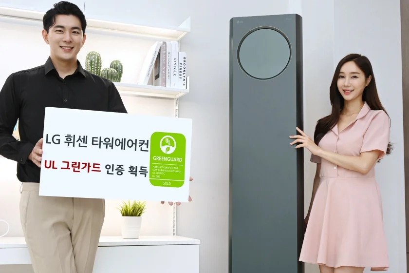 LG 휘센 타워 에어컨이 국내 스탠드형 에어컨 최초로 실내공기질의 안전성을 평가하는 ‘UL 그린가드 골드(GREENGUARD GOLD)’ 인증을 받았다. 모델들이 LG 휘센 타워 에어컨을 소개하고 있다.