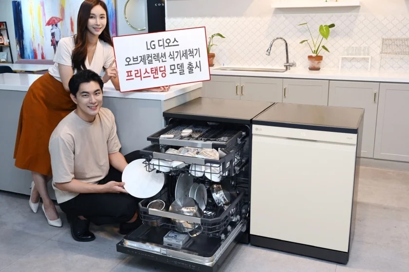 LG전자가 올 3월 출시한 트루건조 식기세척기 신제품은 2분기 기준 고객 4명 중 3명이 선택할 정도로 높은 인기를 끌고 있다. 모델이 트루건조 기능과 오브제컬렉션 컬러를 적용한 프리스탠딩 제품을 소개하고 있다. LG전자가 올 3월 출시한 트루건조 식기세척기 신제품은 2분기 기준 고객 4명 중 3명이 선택할 정도로 높은 인기를 끌고 있다. 모델이 트루건조 기능과 오브제컬렉션 컬러를 적용한 프리스탠딩 제품을 소개하고 있다.