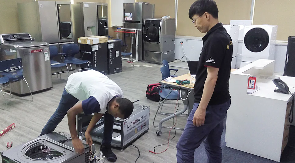 중아서비스 법인에서 류광진 명장에게 기술 교육을 받는 이메누 사원 중아서비스 법인에서 류광진 명장에게 기술 교육을 받는 이메누 사원