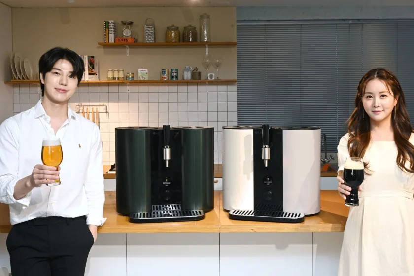 LG전자가 나만의 특별한 맥주를 집에서 손쉽게 만드는 프리미엄 수제맥주제조기 ‘LG 홈브루’ 신제품을 8일 출시했다. 신제품은 마이 에일(My Ale)이나 마이 라거(My Lager) 등 맥주 계열을 선택한 후 홈브루 캡슐 멀티팩 등을 활용하면 800가지 이상의 맥주 레시피 조합이 가능하다. LG전자가 나만의 특별한 맥주를 집에서 손쉽게 만드는 프리미엄 수제맥주제조기 ‘LG 홈브루’ 신제품을 8일 출시했다. 신제품은 마이 에일(My Ale)이나 마이 라거(My Lager) 등 맥주 계열을 선택한 후 홈브루 캡슐 멀티팩 등을 활용하면 800가지 이상의 맥주 레시피 조합이 가능하다.
