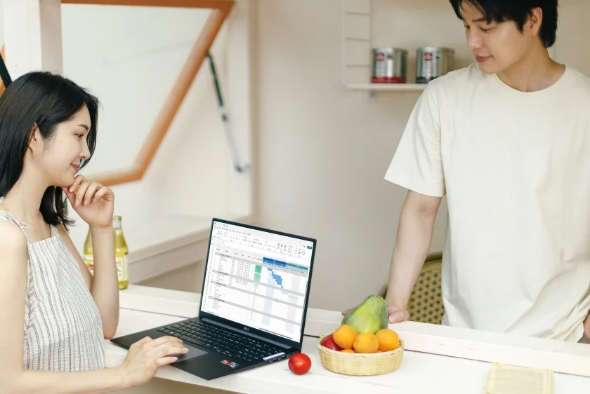 LG전자가 슬림한 디자인, 몰입감을 주는 대화면, 탁월한 휴대성으로 다양한 환경에 최적화된 고객경험을 제공하는 'LG 울트라PC 엣지' 노트북을 선보인다. 모델들이 LG 울트라PC 엣지를 체험하고 있다.
