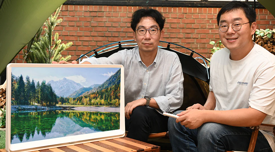 (왼쪽부터) LG 룸앤TV 옆에서 인터뷰를 마무리하는 김한철 책임, 라갑현 책임 (왼쪽부터) LG 룸앤TV 옆에서 인터뷰를 마무리하는 김한철 책임, 라갑현 책임