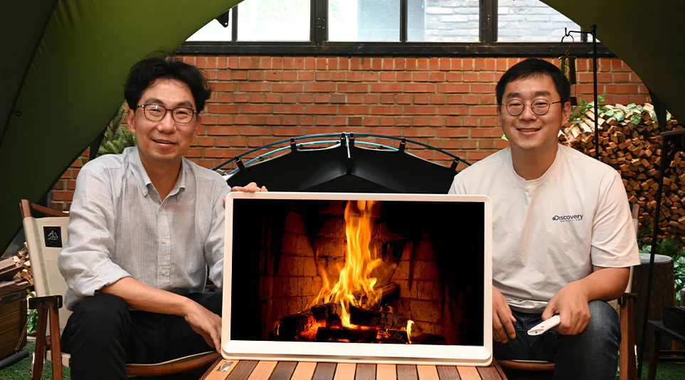 (왼쪽부터) LG 룸앤TV를 소개하고 있는 LG전자 김한철 책임, 라갑현 책임 (왼쪽부터) LG 룸앤TV를 소개하고 있는 LG전자 김한철 책임, 라갑현 책임