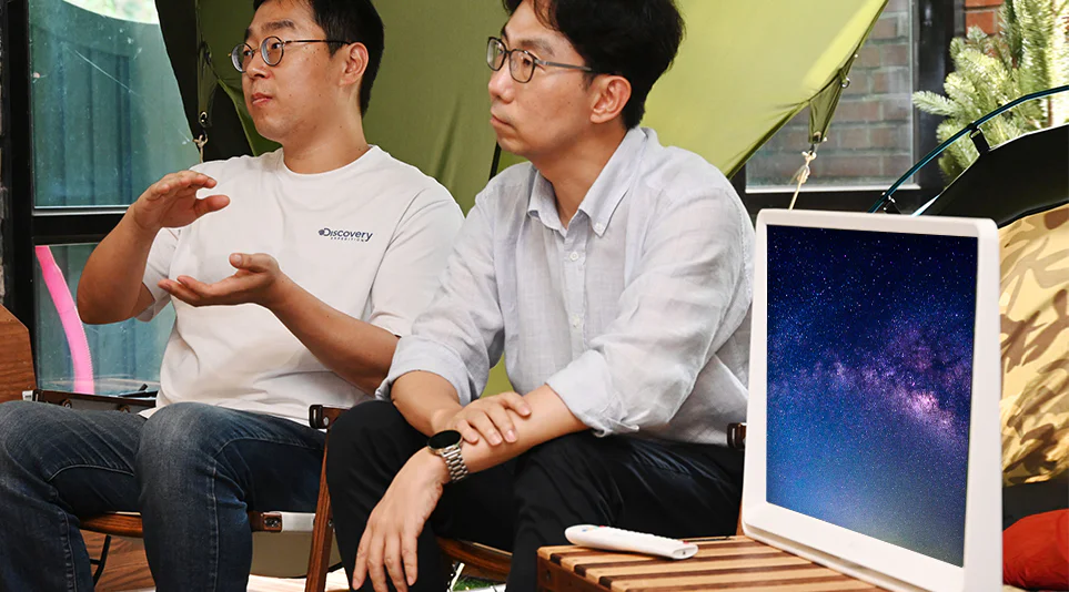 (왼쪽부터) LG 룸앤TV가 주는 경험을 이야기하는 라갑현 책임, 김한철 책임 (왼쪽부터) LG 룸앤TV가 주는 경험을 이야기하는 라갑현 책임, 김한철 책임