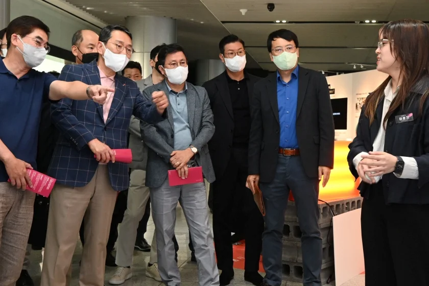 LG전자가 새로운 고객경험 인사이트를 찾기 위해 GenZ와의 소통을 적극 펼치고 있다. 지난 23일 양재동 서초R&D캠퍼스에서 대학생들로 구성된 '디자인크루'로부터 경제, 사회, 문화 등 다양한 주제에 대한 GenZ의 생각을 직접 듣고 그들이 제시하는 미래 컨셉 제품을 살펴보는 자리를 가졌다. 사진은 LG전자 CEO 조주완 사장(왼쪽에서 두 번째)을 포함한 경영진이 '디자인크루'와 소통하며 GenZ의 생각과 아이디어를 살펴보고 있는 모습. LG전자가 새로운 고객경험 인사이트를 찾기 위해 GenZ와의 소통을 적극 펼치고 있다. 지난 23일 양재동 서초R&D캠퍼스에서 대학생들로 구성된 '디자인크루'로부터 경제, 사회, 문화 등 다양한 주제에 대한 GenZ의 생각을 직접 듣고 그들이 제시하는 미래 컨셉 제품을 살펴보는 자리를 가졌다. 사진은 LG전자 CEO 조주완 사장(왼쪽에서 두 번째)을 포함한 경영진이 '디자인크루'와 소통하며 GenZ의 생각과 아이디어를 살펴보고 있는 모습.