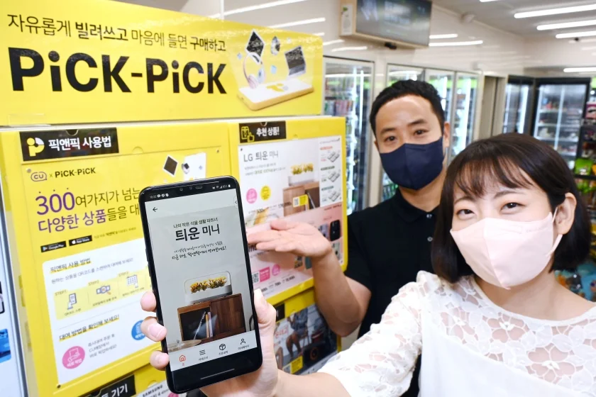 LG전자가 식물생활가전 ‘LG 틔운 미니’가 선사하는 차별화된 고객경험을 누구나 쉽게 접할 수 있도록 1일부터 제품 단기 대여 서비스를 시작한다. LG전자 모델이 서울 용산구에 위치한 CU편의점 청파아세아점에서 LG 틔운 미니를 대여하고 있다. 