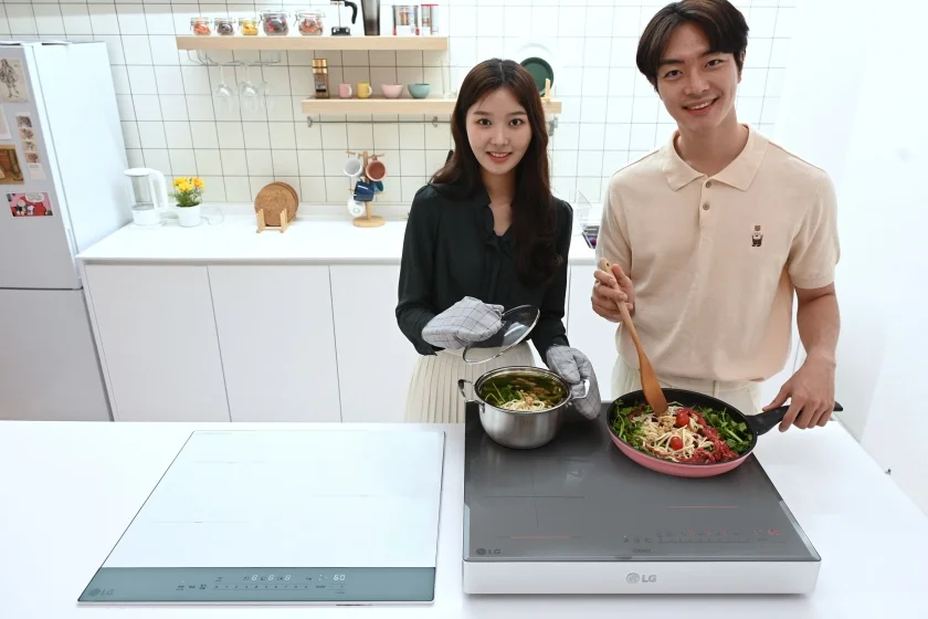 LG전자가 화이트 상판에 다양한 조작부 컬러를 선택할 수 있는 분리형 디자인(왼쪽)과 상판과 조작부 컬러가 크리스탈 실버로 동일한 일체형 디자인의 ‘디오스 오브제컬렉션 인덕션 전기레인지’를 출시한다.