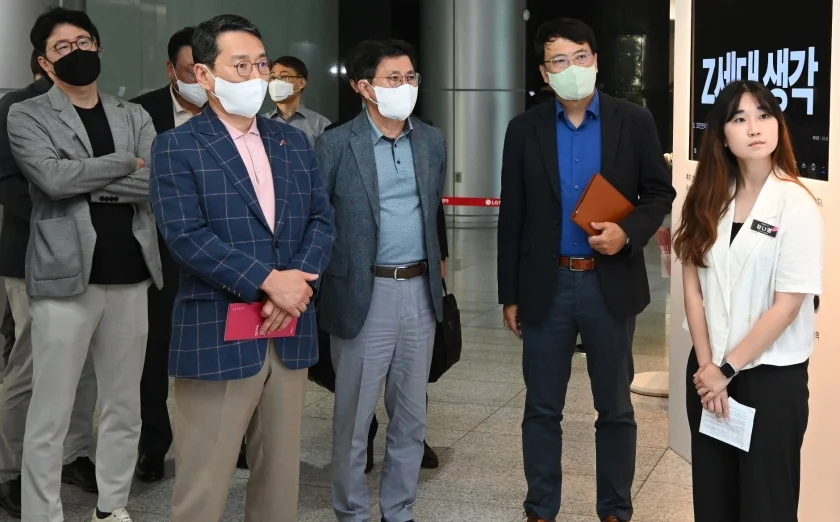 LG전자가 새로운 고객경험 인사이트를 찾기 위해 GenZ와의 소통을 적극 펼치고 있다. 지난 23일 양재동 서초R&D캠퍼스에서 대학생들로 구성된 '디자인크루'로부터 경제, 사회, 문화 등 다양한 주제에 대한 GenZ의 생각을 직접 듣고 그들이 제시하는 미래 컨셉 제품을 살펴보는 자리를 가졌다. 사진은 LG전자 CEO 조주완 사장(왼쪽에서 두 번째)을 포함한 경영진이 '디자인크루'와 소통하며 GenZ의 생각과 아이디어를 살펴보고 있는 모습. LG전자가 새로운 고객경험 인사이트를 찾기 위해 GenZ와의 소통을 적극 펼치고 있다. 지난 23일 양재동 서초R&D캠퍼스에서 대학생들로 구성된 '디자인크루'로부터 경제, 사회, 문화 등 다양한 주제에 대한 GenZ의 생각을 직접 듣고 그들이 제시하는 미래 컨셉 제품을 살펴보는 자리를 가졌다. 사진은 LG전자 CEO 조주완 사장(왼쪽에서 두 번째)을 포함한 경영진이 '디자인크루'와 소통하며 GenZ의 생각과 아이디어를 살펴보고 있는 모습.