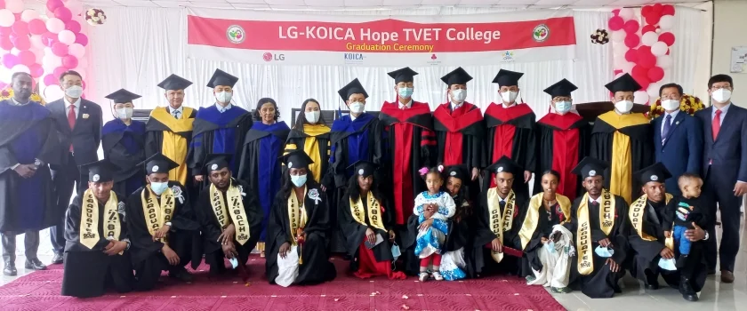 LG전자가 한국전쟁 참전국인 에티오피아 청년들을 대상으로 무상교육을 실시하며 이들의 사회진출을 적극 돕는다.  현지시간 27일 에티오피아 수도 아디스아바바에서 열린 ‘제6회 LG-KOICA 희망직업훈련학교 졸업식’에 참석한 주요인사들이 졸업생들을 축하하고 있다.