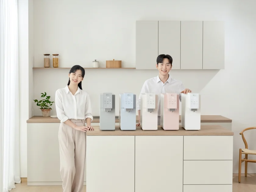  LG전자가 국내 최초로 음성인식 기능을 적용해 더욱 편리해진 퓨리케어 오브제컬렉션 정수기를 1일 출시했다. 왼쪽부터 카밍 페블 그레이, 카밍 크림 스카이, 카밍 베이지, 카밍 핑크, 카밍 크림 화이트 등 오브제컬렉션 컬러가 적용된 신제품.
