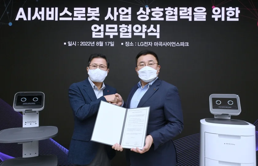 LG전자가 17일 서울 강서구 LG사이언스파크에서 KT와 국내 서비스 로봇 사업 확대를 위한 업무협약(MOU)을 체결했다. 왼쪽부터 LG전자 장익환 BS사업본부장, KT 송재호 AIDX융합사업부문장 LG전자가 17일 서울 강서구 LG사이언스파크에서 KT와 국내 서비스 로봇 사업 확대를 위한 업무협약(MOU)을 체결했다. 왼쪽부터 LG전자 장익환 BS사업본부장, KT 송재호 AIDX융합사업부문장