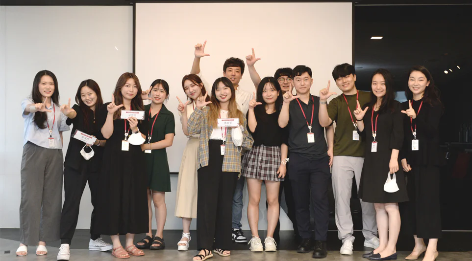더 나은 LG전자의 고객 경험을 만들기 위해 모인 12명의 샛별자문단 학생들 더 나은 LG전자의 고객 경험을 만들기 위해 모인 12명의 샛별자문단 학생들