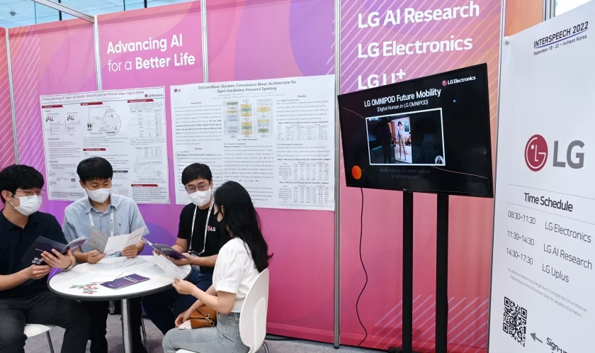 LG전자가 이달 18일부터 22일까지 인천 송도컨벤시아에서 열리는 인터스피치 2022(Interspeech 2022)에 참가해 인공지능 음성처리와 관련한 논문을 발표한다. LG전자 연구원이 LG부스를 방문한 관람객에게 새로운 음성인식 AI 기술을 소개하고 있다. LG전자가 이달 18일부터 22일까지 인천 송도컨벤시아에서 열리는 인터스피치 2022(Interspeech 2022)에 참가해 인공지능 음성처리와 관련한 논문을 발표한다. LG전자 연구원이 LG부스를 방문한 관람객에게 새로운 음성인식 AI 기술을 소개하고 있다.
