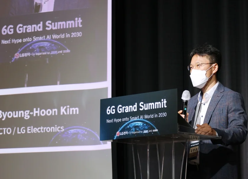 LG전자가 글로벌 산/학/연 6G 전문가를 한자리에 모아 다가오는 6G 시대 주도권 선점에 박차를 가한다. 23일 서울 강서구 마곡동에 위치한 LG사이언스파크에서 한국과학기술원(KAIST), 한국표준과학원(KRISS)과 공동으로 ‘6G 그랜드 서밋(6G Grand Summit)’을 개최, 6G 기술 현황을 공유하고 방향성을 논의했다. 이날 환영사에서 LG전자 CTO 김병훈 부사장은 “6G는 모빌리티, 메타버스, 산업 IoT 등 LG전자 미래사업을 위한 핵심 기술”이라며 “이번 행사를 비롯, 국내외 6G 연구개발 주체들과 지속 교류해 LG전자는 물론, 대한민국이 6G 기술 연구개발의 구심점이 될 수 있도록 노력할 것”이라고 강조했다. LG전자가 글로벌 산/학/연 6G 전문가를 한자리에 모아 다가오는 6G 시대 주도권 선점에 박차를 가한다. 23일 서울 강서구 마곡동에 위치한 LG사이언스파크에서 한국과학기술원(KAIST), 한국표준과학원(KRISS)과 공동으로 ‘6G 그랜드 서밋(6G Grand Summit)’을 개최, 6G 기술 현황을 공유하고 방향성을 논의했다. 이날 환영사에서 LG전자 CTO 김병훈 부사장은 “6G는 모빌리티, 메타버스, 산업 IoT 등 LG전자 미래사업을 위한 핵심 기술”이라며 “이번 행사를 비롯, 국내외 6G 연구개발 주체들과 지속 교류해 LG전자는 물론, 대한민국이 6G 기술 연구개발의 구심점이 될 수 있도록 노력할 것”이라고 강조했다.
