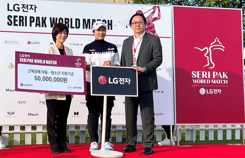 LG전자 박세리 월드매치 골프대회_01~02: LG전자가 26일 인천 베어즈베스트 청라 골프클럽에서 열린 ‘LG전자 박세리 월드매치 골프대회’에 메인 스폰서로 참가했다. 이 대회는 거동이 불편한 장애 아동과 골프 꿈나무 등을 지원하기 위해 마련된 자선행사다. LG전자 장진혁 한국마케팅커뮤니케이션그룹장(전무, 오른쪽 첫 번째)과 박세리 이사장(오른쪽에서 두 번째)이 이지선 서울재활병원장에게 기부금을 전달하고 있다.