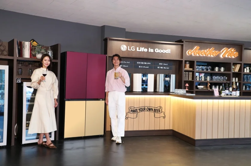 LG전자가 차별화된 고객 경험을 선사하는 신개념 가전체험공간 ‘어나더바이브(Another Vibe)’를 열고 서울시와 함께 로컬상권 활성화에 나선다. 모델이 서울시 서초구에 위치한 어나더바이브 양재천길에서 냉장고의 색상과 분위기를 바꾸는 'LG 디오스 오브제컬렉션 무드업(사진 가운데)'을 비롯해 프리미엄 수제맥주제조기 'LG 홈브루 오브제컬렉션(오른쪽)', 'LG 디오스 오브제컬렉션 와인셀러' 등을 체험하는 장면. LG전자가 차별화된 고객 경험을 선사하는 신개념 가전체험공간 ‘어나더바이브(Another Vibe)’를 열고 서울시와 함께 로컬상권 활성화에 나선다. 모델이 서울시 서초구에 위치한 어나더바이브 양재천길에서 냉장고의 색상과 분위기를 바꾸는 'LG 디오스 오브제컬렉션 무드업(사진 가운데)'을 비롯해 프리미엄 수제맥주제조기 'LG 홈브루 오브제컬렉션(오른쪽)', 'LG 디오스 오브제컬렉션 와인셀러' 등을 체험하는 장면.